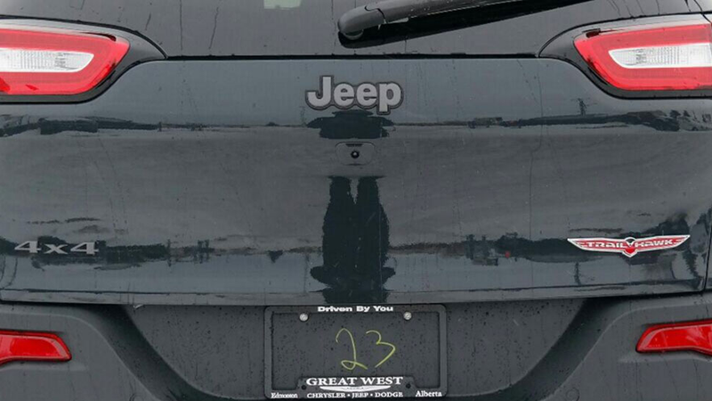 Illustration for article titled Why Is Your Reflection Sometimes Upside-Down When You See It On A Car?